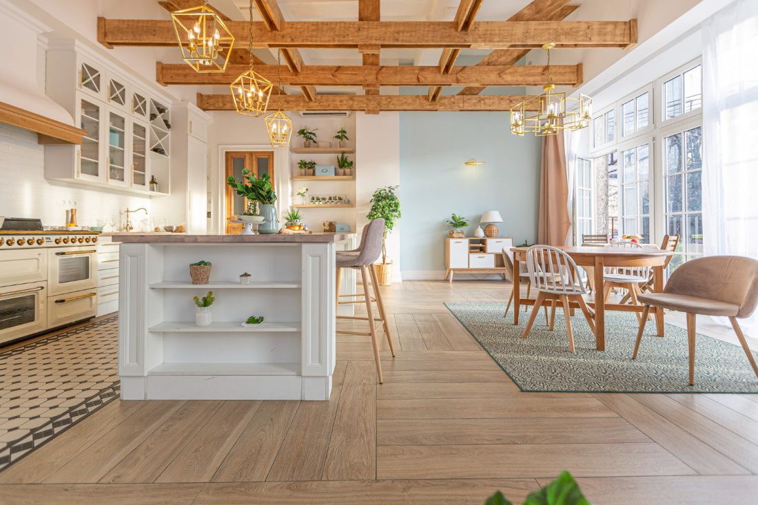Jak podkreślić urok swojego domu za pomocą drewnianych podłóg?